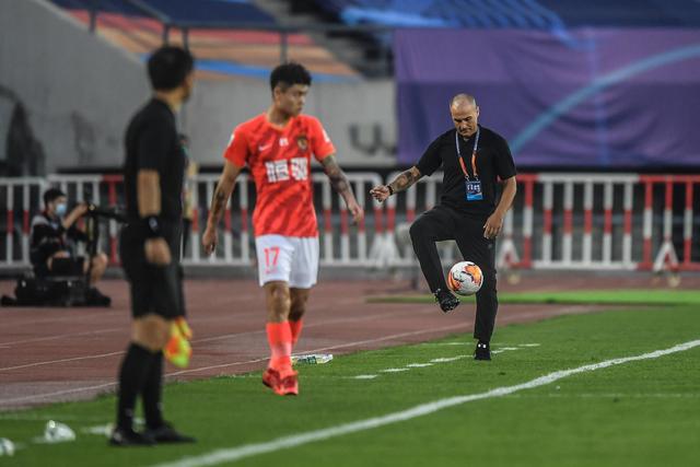 杨瀚森助攻波特，轻松完成2+1上篮